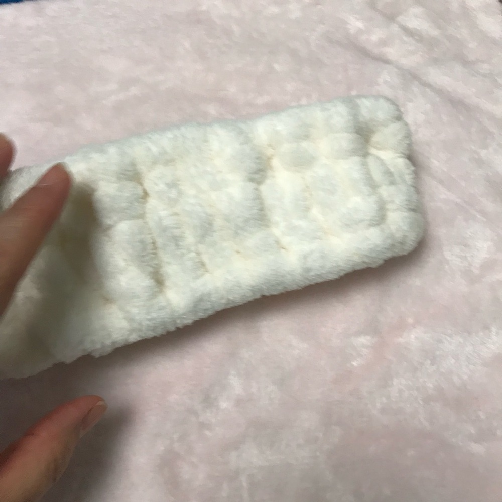 ✨✨5/$10✨✨ Accessorie Unisex Off White plush Headband Makeup headband New - Picture 4 of 6